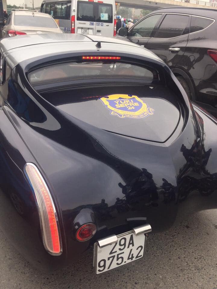 Morgan Aero SuperSports trên đường phố đông đúc Hà Nội