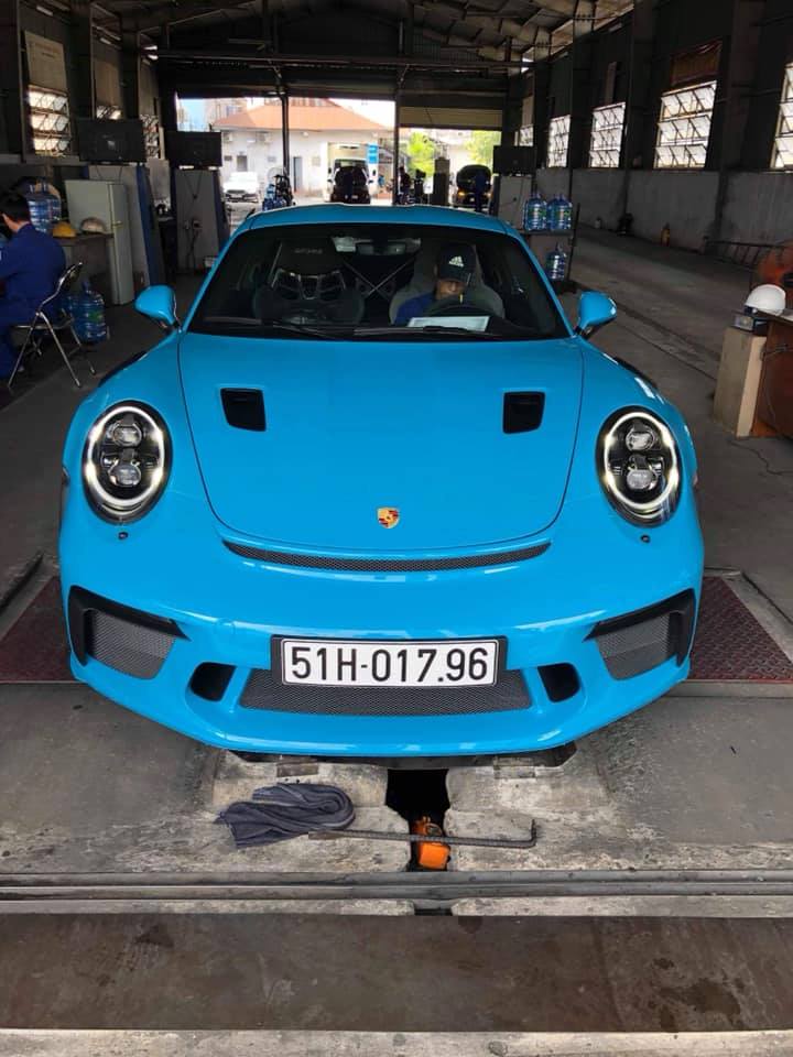 Đây là chiếc siêu xe Porsche 911 GT3 RS đời 2019 thứ 2 xuất hiện ở Việt Nam