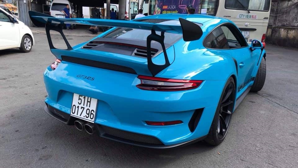 Ngoài ra còn có siêu xe Porsche 911 GT3 RS đời 2019 cũng đi đăng ký biển số Sài thành