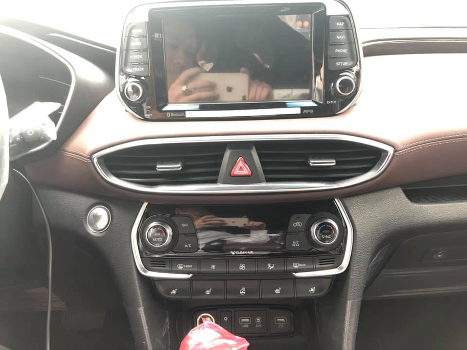 Bản Premium có thêm các chức năng sưởi/làm mát ghế Bản Premium có thêm các chức năng sưởi/làm mát ghế