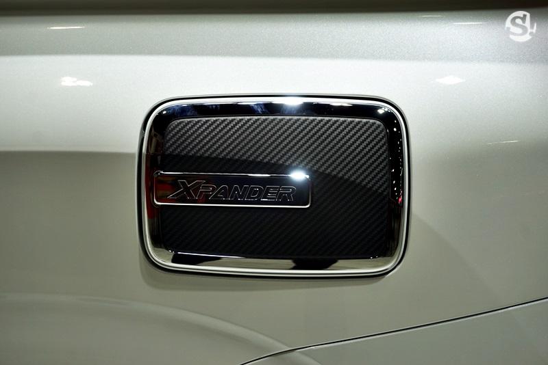 Nắp bình xăng cũng có vân như sợi carbon