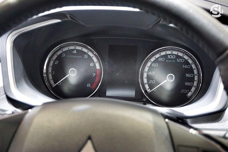 Màn hình đa thông tin nằm giữa 2 đồng hồ analogue hình tròn