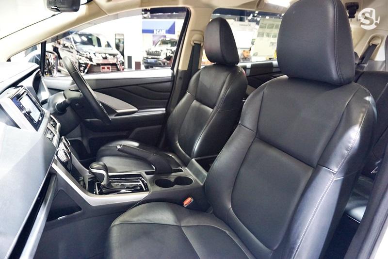 Hàng ghế trước của chiếc Mitsubishi Xpander 2019 bọc da màu đen