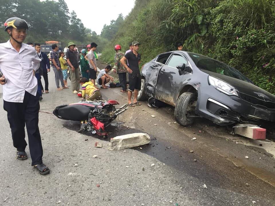 Hiện trường vụ tai nạn giữa chiếc Kia Rio và xe máy
