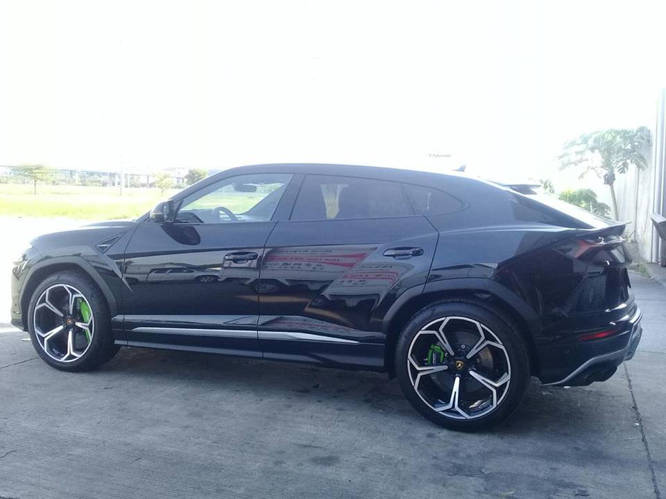 siêu SUV Lamborghini Urus màu đen khác ở Campuchia nhưng đi kèm bộ mâm 5 chấu kép siêu SUV Lamborghini Urus màu đen khác ở Campuchia nhưng đi kèm bộ mâm 5 chấu kép