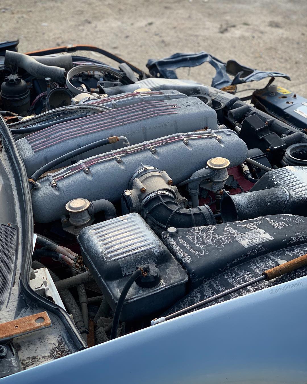 Phần đầu xe mất hết dàn áo để trơ trọi ra động cơ V12 danh tiếng