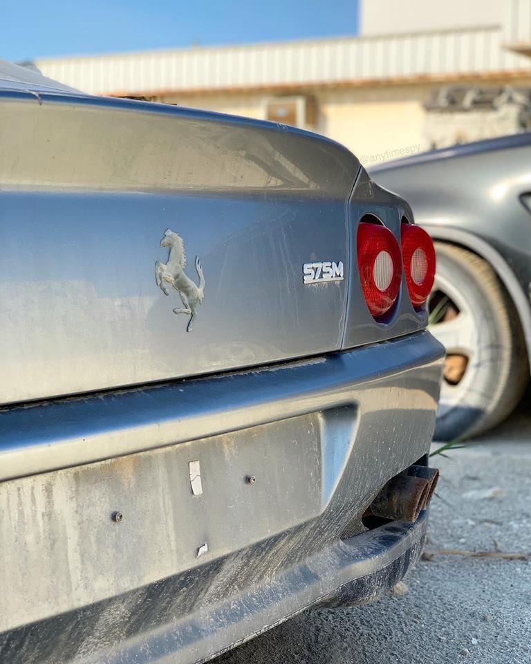 Đuôi xe không bị thiệt hại nào đáng kể nhưng cặp ống xả kép gỉ sét theo thời gian