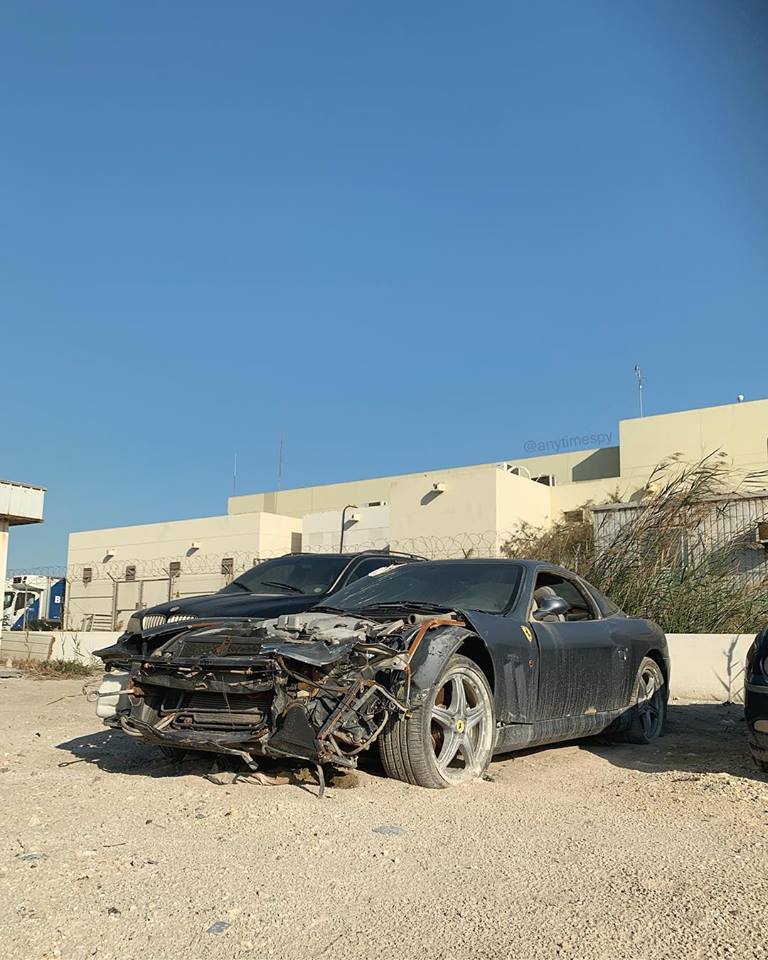 Phần đầu xe hư hỏng nặng nề, các thanh kim loại còn bị gỉ sét