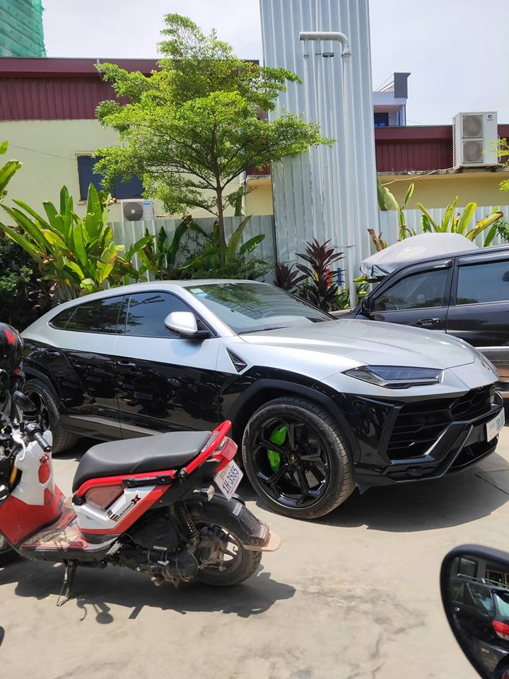 Siêu SUV Lamborghini Urus được chủ nhân thay đổi áo mới đen-bạc Siêu SUV Lamborghini Urus được chủ nhân thay đổi áo mới đen-bạc