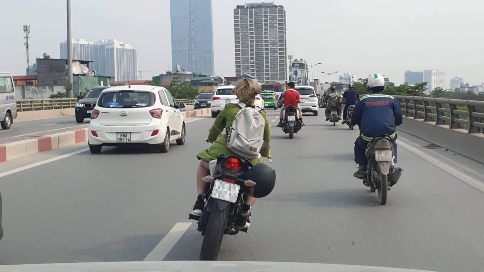 Nữ biker không đội mũ bảo hiểm lạng lách trên đường Nữ biker không đội mũ bảo hiểm lạng lách trên đường