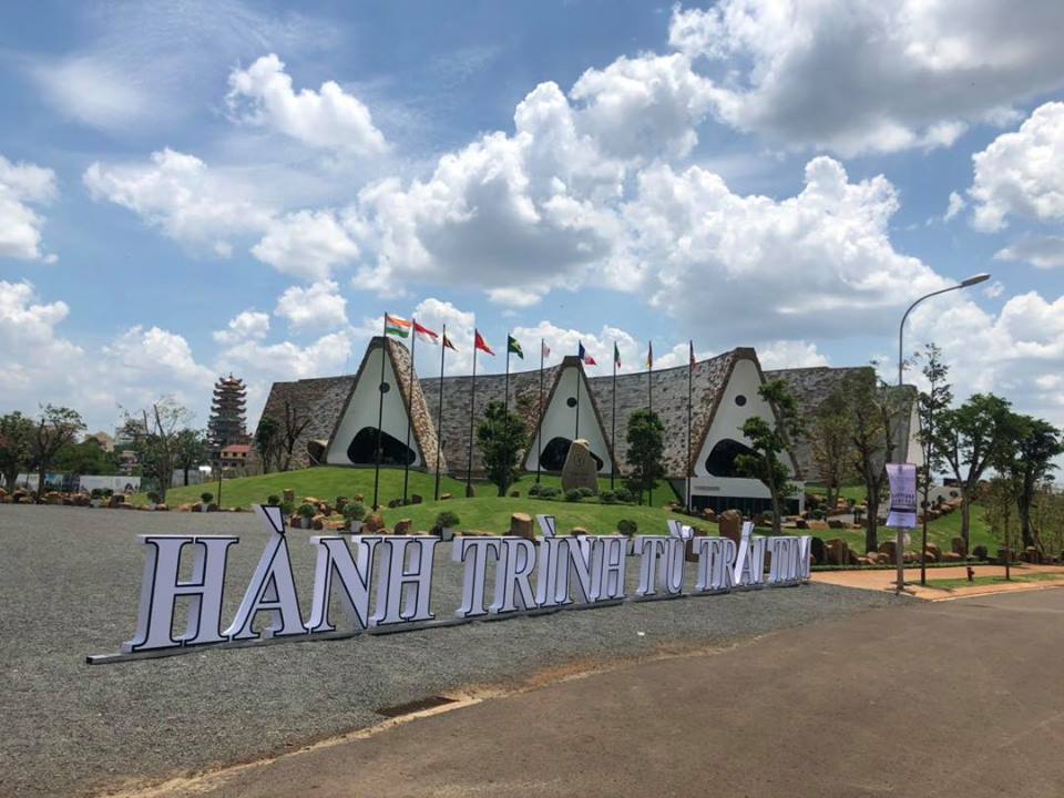 Cổng chào Hành trình từ trái tim 2019 đã được dựng lên tại Bảo tàng thế giới cà phê ở Buôn Ma Thuột