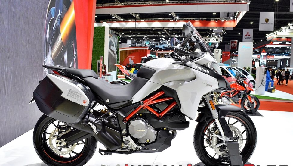 Bản tiêu chuẩn và bản không có gì khác nhau về động cơ