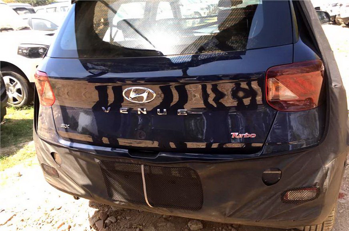 Hyundai Venue nhìn từ phía sau