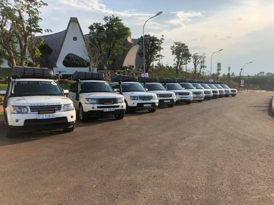 Thợ Việt đã miệt mài trong 4 ngày để lắp 20 bộ đèn LED PIAA cho dàn xe tham dự Hành trình từ trái tim 2019