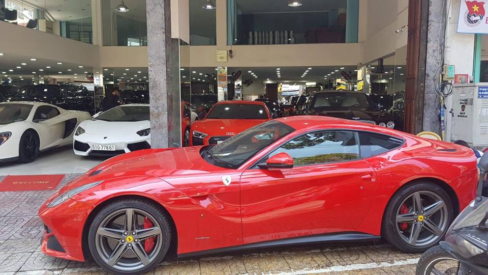 Doanh nhân Hà Nội dọn chỗ garage nên quyết định bán siêu xe Ferrari F12 Berlinetta