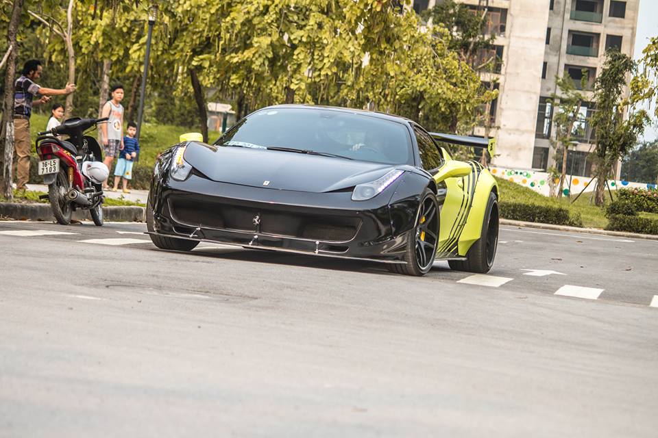Siêu xe Ferrari 458 Italia độ Liberty Walk được vận chuyển từ Tp.HCM ra Hà Nội  Siêu xe Ferrari 458 Italia độ Liberty Walk được vận chuyển từ Tp.HCM ra Hà Nội