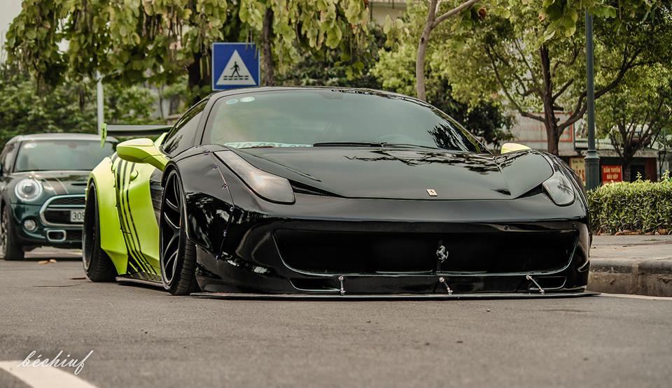 Siêu xe Ferrari 458 Italia độ Liberty Walk có khoảng sáng gầm siêu thấp gần chạm mặt đất Siêu xe Ferrari 458 Italia độ Liberty Walk có khoảng sáng gầm siêu thấp gần chạm mặt đất