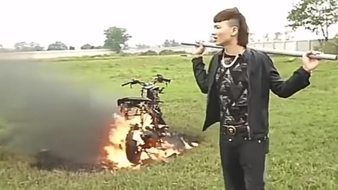 Chiếc Honda PCX bị đập phá và bị đốt (Ảnh cắt từ clip)