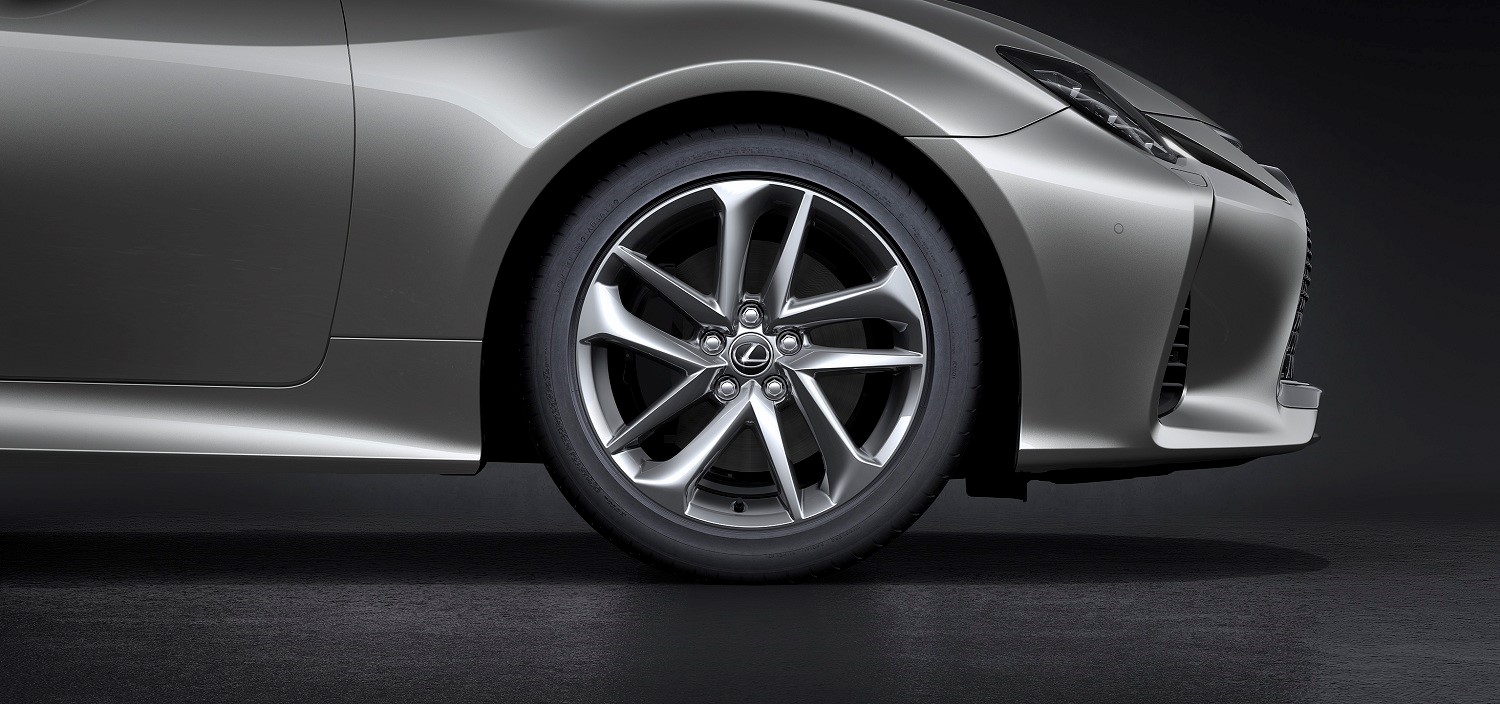 La-zăng kích thước 18 inch được thiết kế lại có dạng 5 chấu kép với các đường nét trông như những lưỡi đao gió khỏe khoắn, thể thao hơn La-zăng kích thước 18 inch được thiết kế lại có dạng 5 chấu kép với các đường nét trông như những lưỡi đao gió khỏe khoắn, thể thao hơn