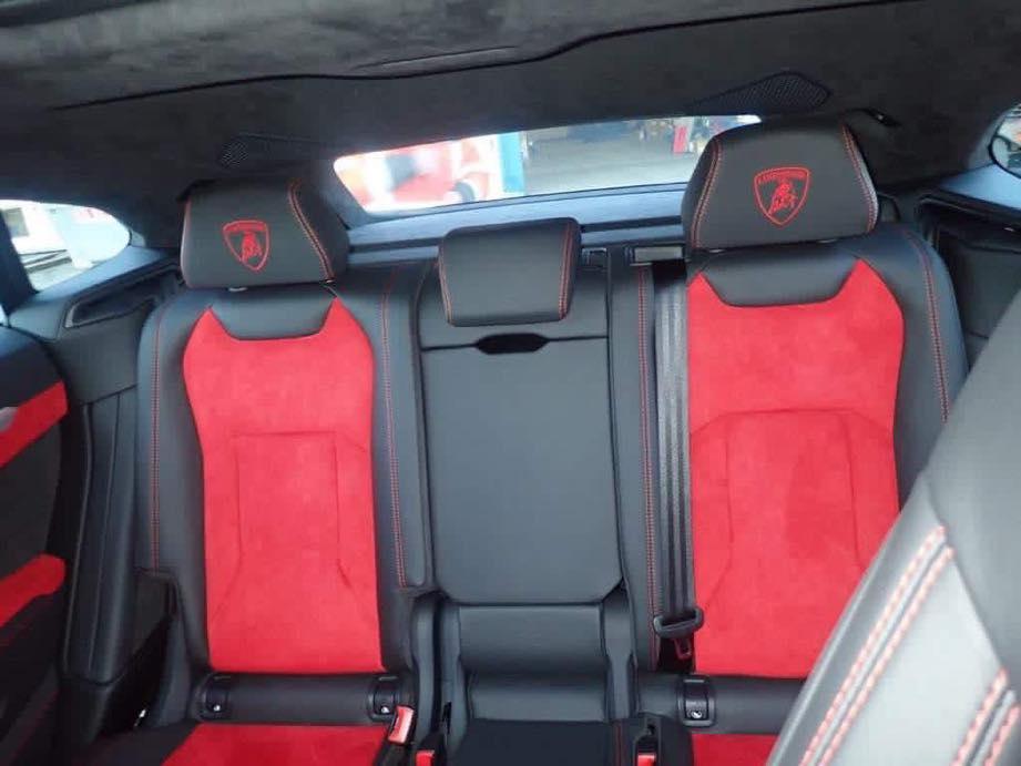 Chiếc Lamborghini Urus này thuộc phiên bản 5 chỗ ngồi