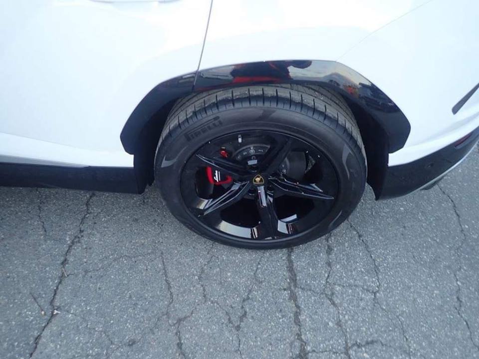 Mâm đen kết hợp cùng cùm phanh đỏ