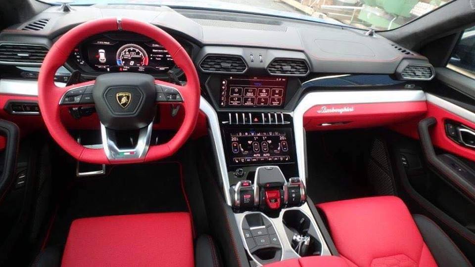 Toàn cảnh khoang lái của Lamborghini Urus mới về Campuchia