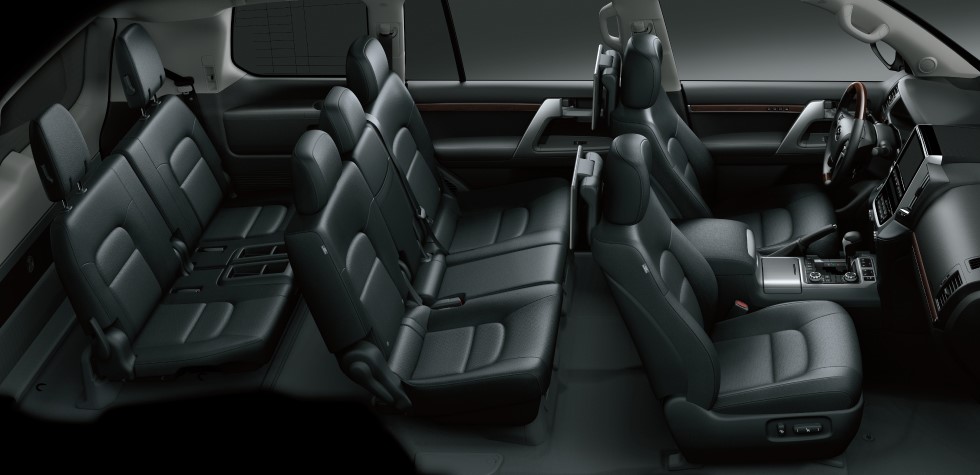 Tổng thể nội thất không có gì thay đổi, 3 hàng ghế bọc da cao cấp, êm ái. Ghế lái cùng ghế phụ đều có sưởi và thông gió nhưng ghế lái có chỉnh điện 10 hướng tích hợp chức năng nhớ 3 vị trí còn ghế phụ chỉ chỉnh 8 hướng mà thôi. Hàng ghế thứ 2 cũng có sưởi và chỉnh điện ngả lưng, điều hòa tự động 4 v