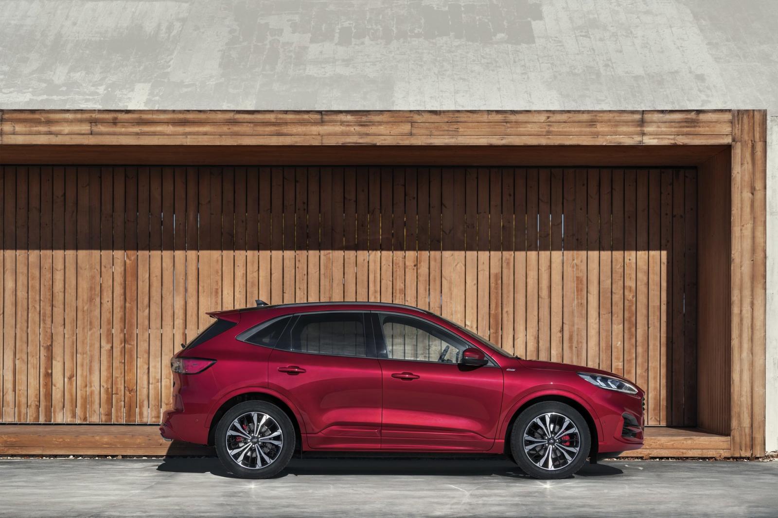 Nó được chế tạo trên khung gầm cơ sở C2 nên dài hơn và rộng hơn thế hệ trước