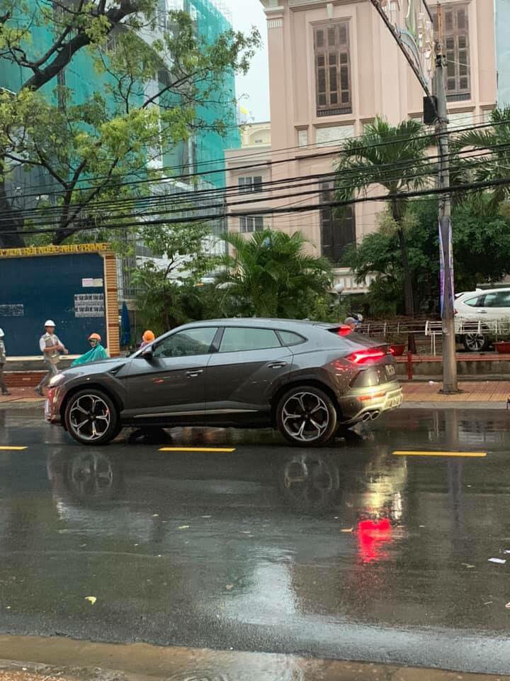 Siêu SUV Lamborghini Urus của Nha Trang mang bộ mâm 5 chấu kép ngay từ khi về nước