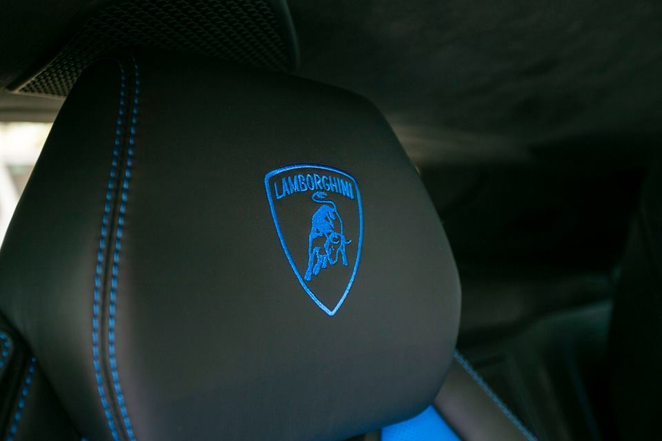 Cùng các đường chỉ may màu xanh