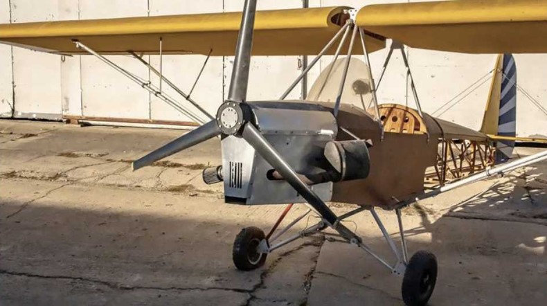 Máy bay bằng gỗ sử dụng động cơ 2 thì của Kawasaki với dung tích 400cc