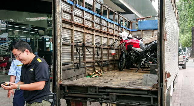 Những chiếc Honda CB500X 2019 được hạ thùng và trao ngay cho chủ nhân đầu tiên tại Sài Gòn Những chiếc Honda CB500X 2019 được hạ thùng và trao ngay cho chủ nhân đầu tiên tại Sài Gòn