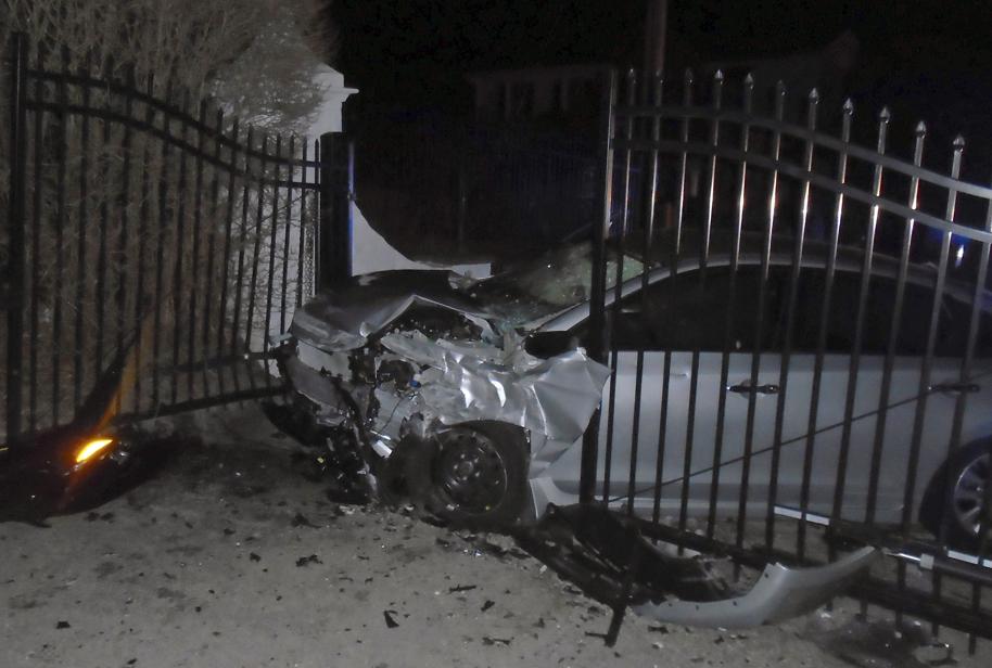 Chiếc Nissan Altima đâm tung cổng bên ngoài dinh thự của nữ ca sỹ Taylor Swift Chiếc Nissan Altima đâm tung cổng bên ngoài dinh thự của nữ ca sỹ Taylor Swift