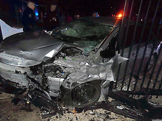 Chiếc Nissal Altima bị vỡ nát đầu xe sau vụ tai nạn Chiếc Nissal Altima bị vỡ nát đầu xe sau vụ tai nạn