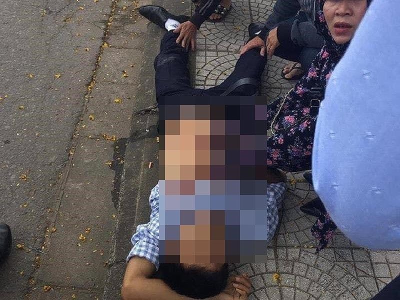 Người đàn ông bị đâm bằng dao tại hiện trường Người đàn ông bị đâm bằng dao tại hiện trường