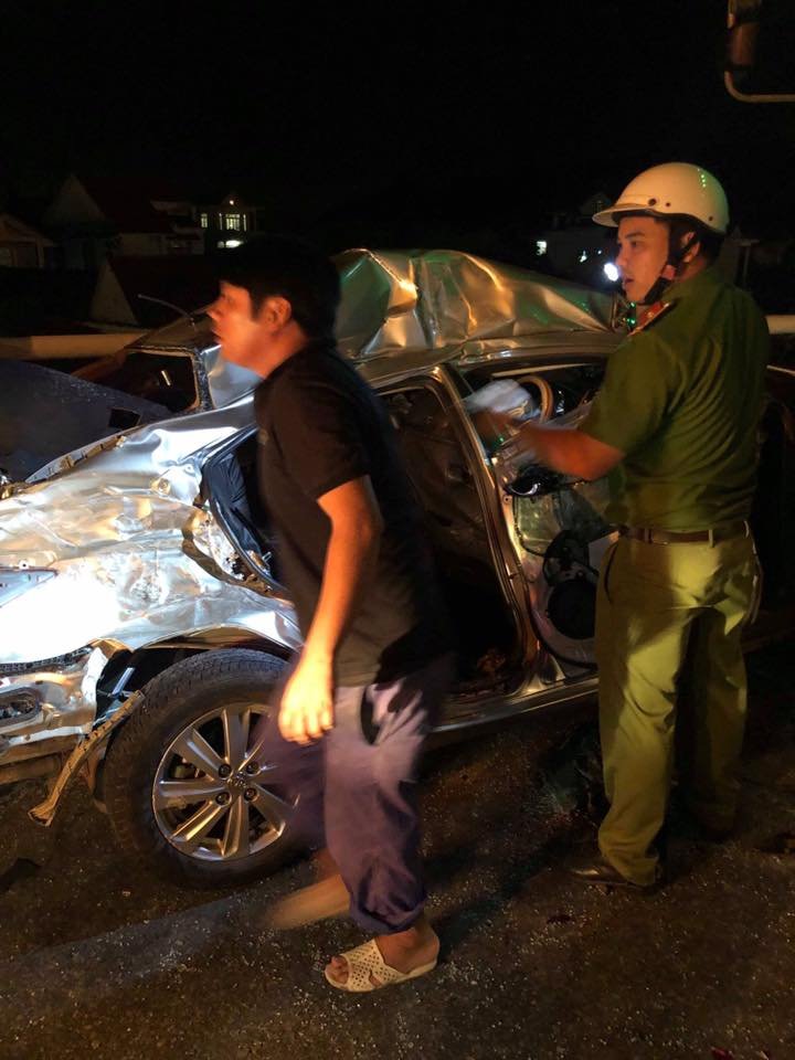 Lực lượng chức năng có mặt tại hiện trường vụ tai nạn Lực lượng chức năng có mặt tại hiện trường vụ tai nạn