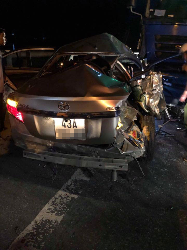 Chiếc Toyota Vios bị biến dạng nặng nề sau vụ tai nạn Chiếc Toyota Vios bị biến dạng nặng nề sau vụ tai nạn