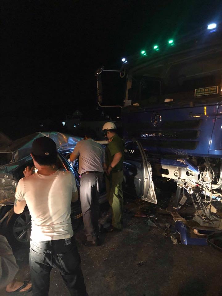 Hiện trường vụ tai nạn giữa Toyota Vios và ô tô tải Hiện trường vụ tai nạn giữa Toyota Vios và ô tô tải