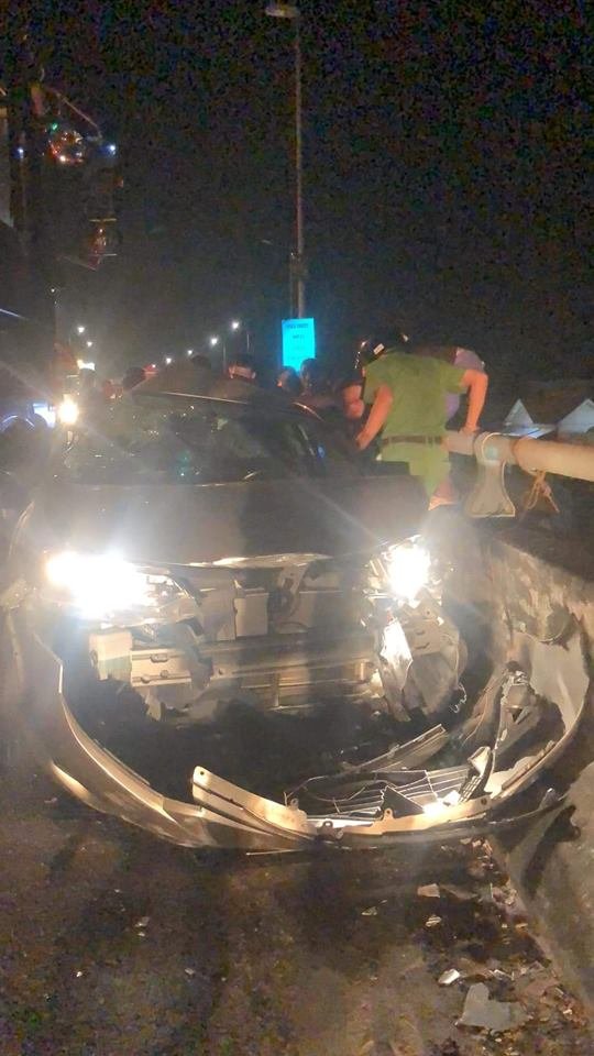 Chiếc Toyota Vios bị biến dạng nặng nề sau vụ tai nạn Chiếc Toyota Vios bị biến dạng nặng nề sau vụ tai nạn