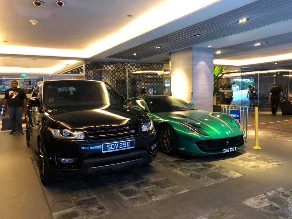 Siêu xe Ferrari 812 Superfast đọ dáng cùng SUV hạng sang Range Rover