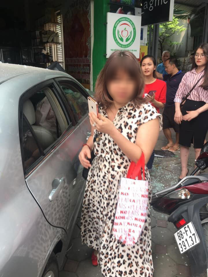 Nữ tài xế điều khiển chiếc Toyota Corolla Altis không bị thương sau vụ tai nạn