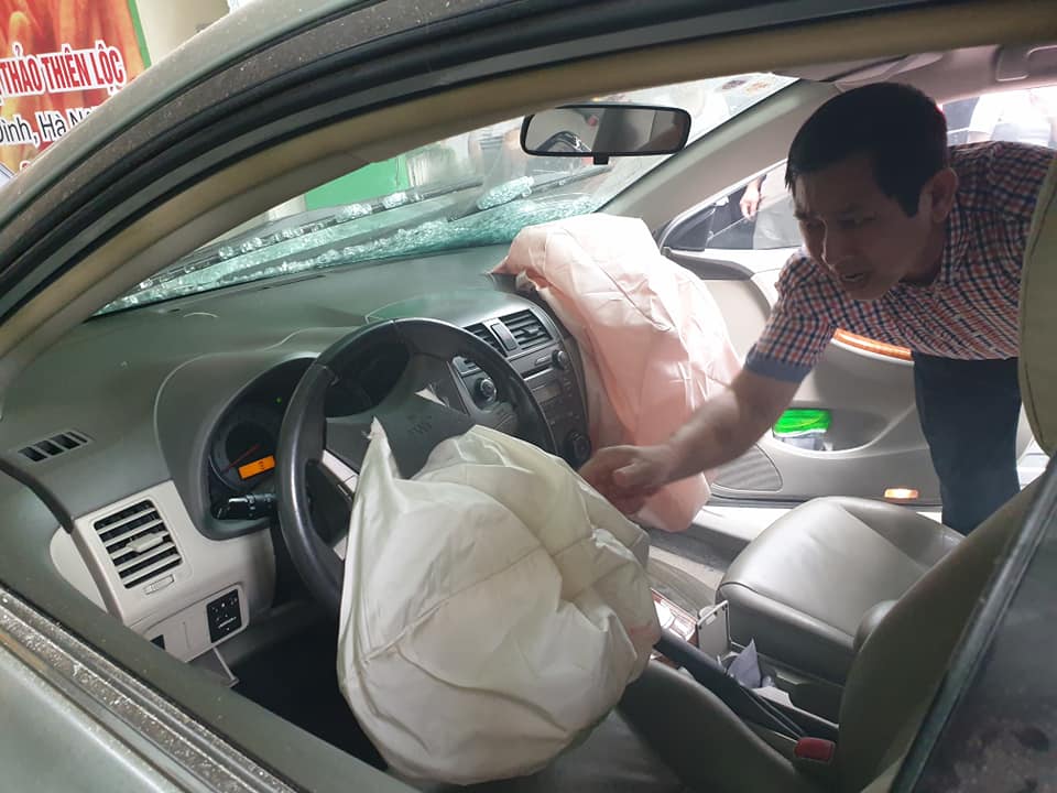 Bên trong chiếc Toyota Corolla Altis, 2 túi khí đã bung