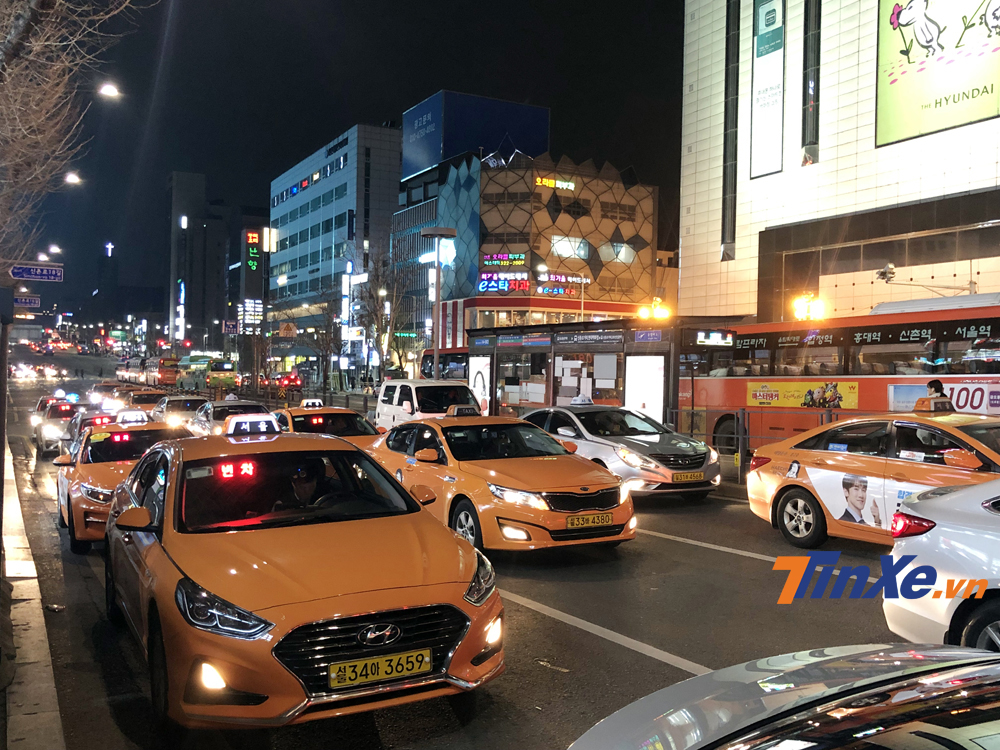 Taxi tại Hàn Quốc thường là những mẫu sedan cỡ lớn như Hyundai Sonata hay KIA K7.
