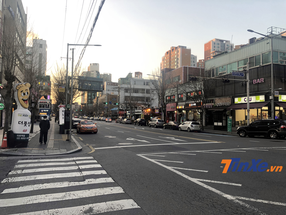 Đường phố Seoul khá vắng vẻ do người dân chủ yếu hoạt động trong các toà nhà văn phòng cao tầng.