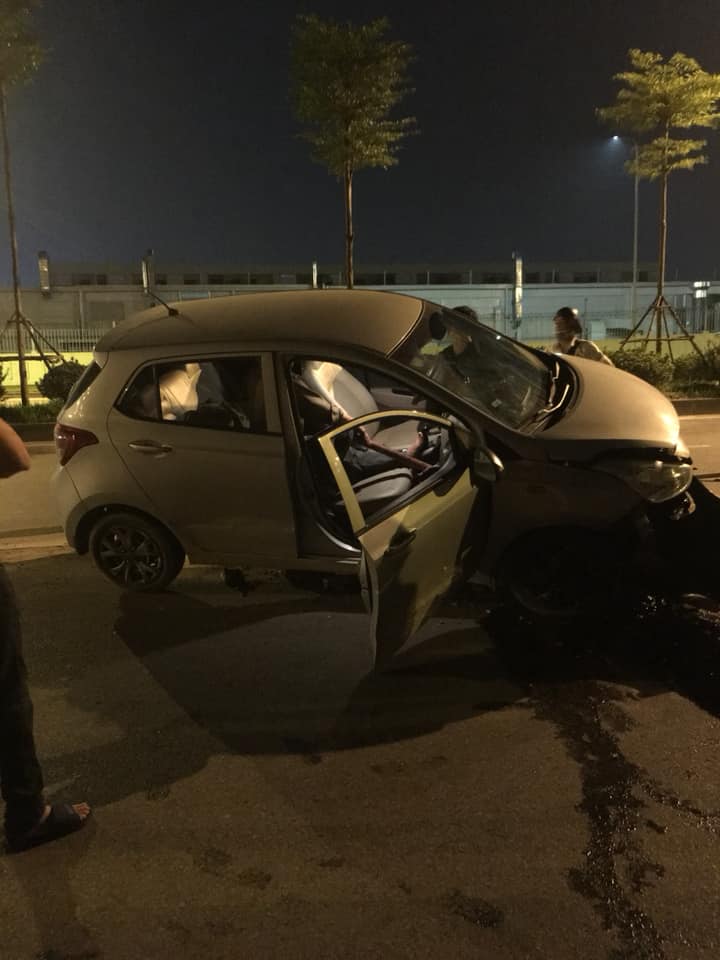 Dung dịch từ chiếc Hyundai Grand i10 chảy lênh láng trên mặt đường