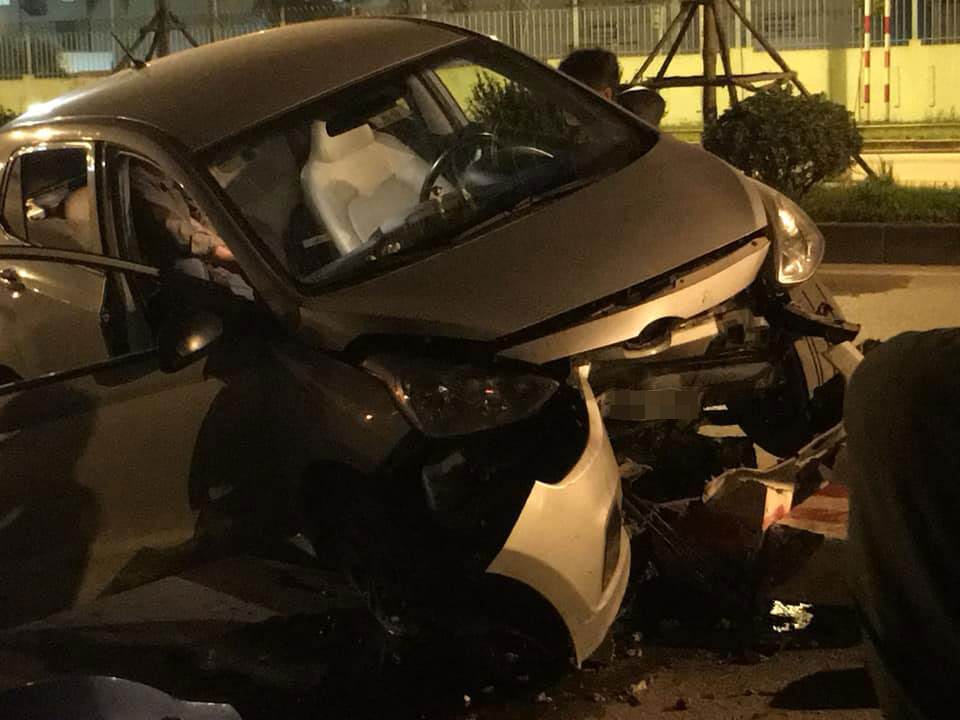 Chiếc Hyundai Grand i10 bị vỡ nát phần đầu xe