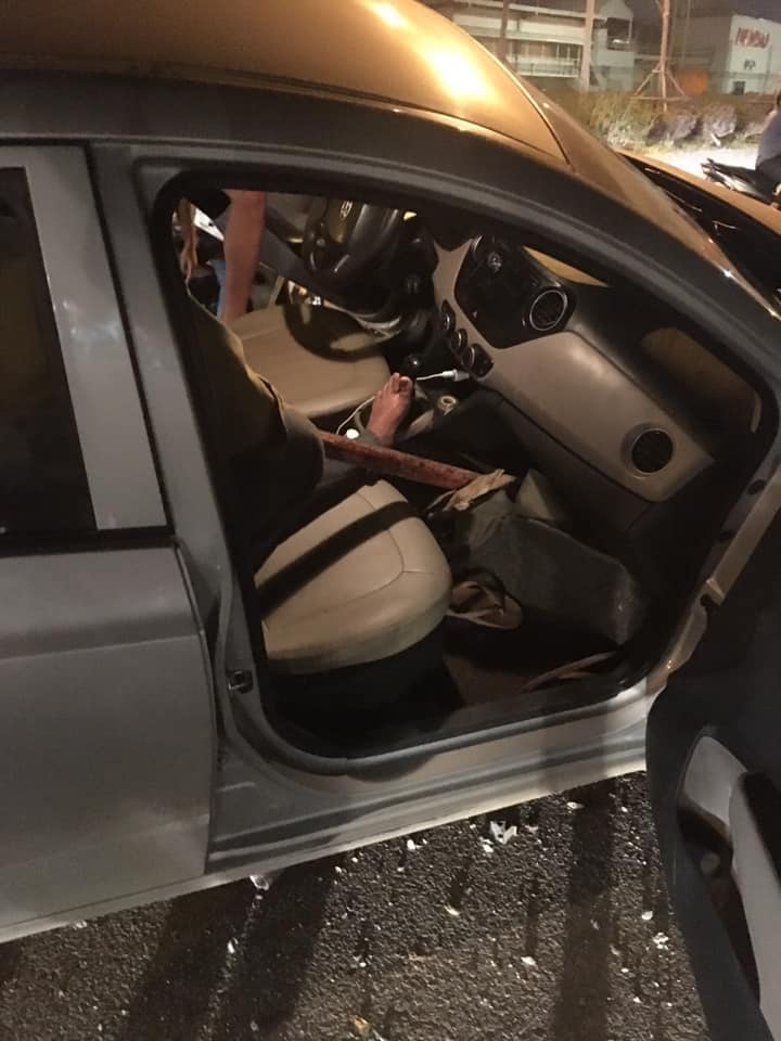 Thanh sắt của dải phân cách đâm vào bên trong chiếc Hyundai Grand i10