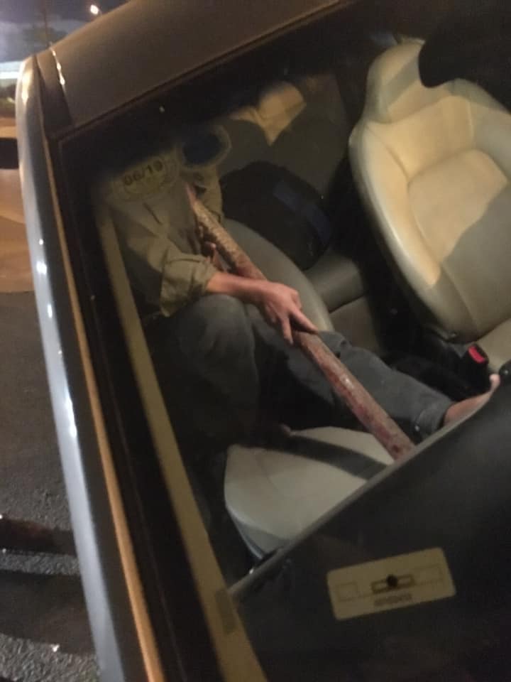 Thanh sắt này đâm trúng ngực của người đàn ông ngồi trên ghế phụ lái