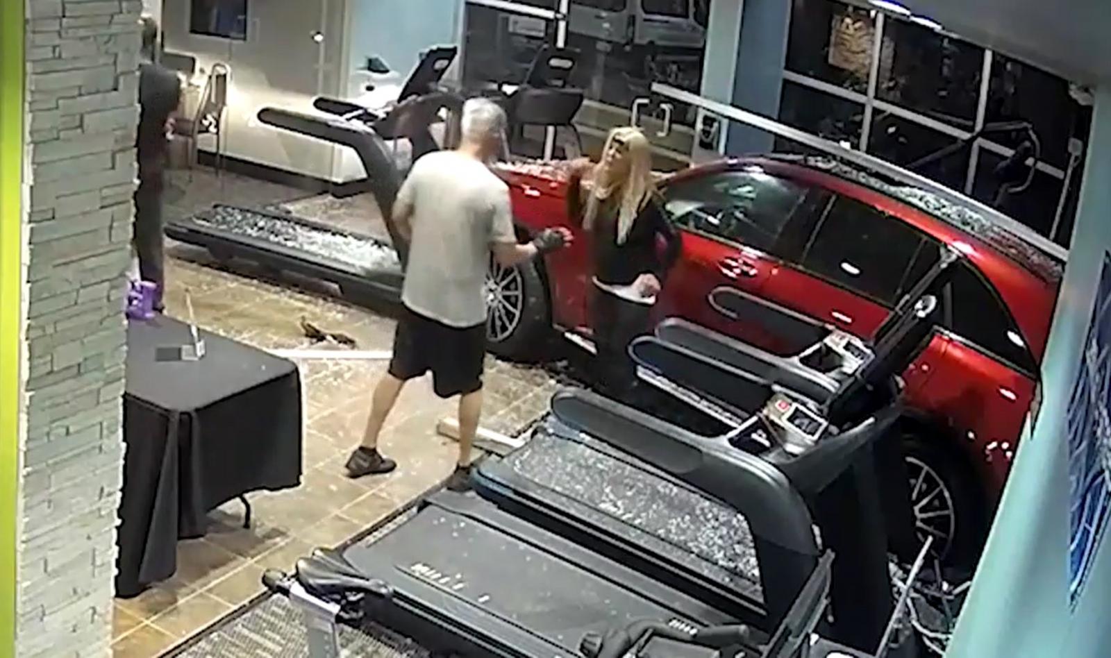 Nữ tài xế tóc vàng là người điều khiển chiếc Mercedes-Benz GLC gây tai nạn