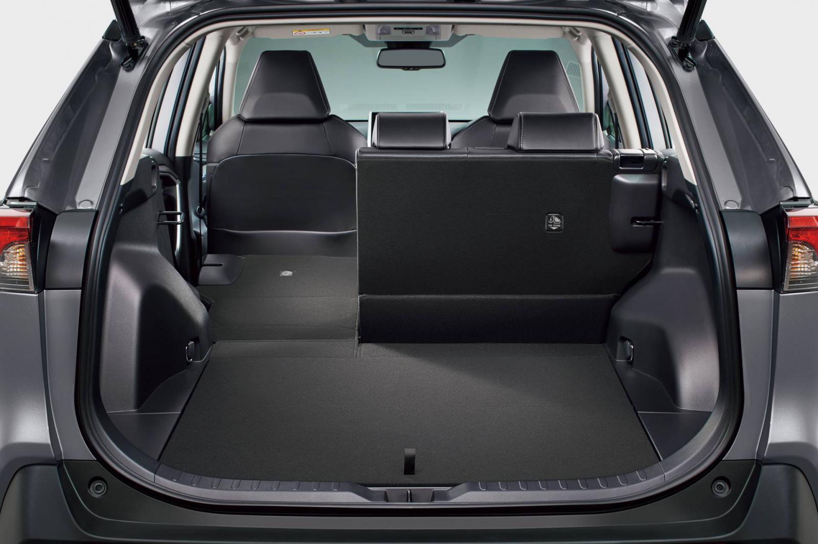 Ghế sau của Toyota RAV4 2019 gập xuống để tăng thể tích khoang hành lý